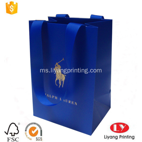 Beg hadiah kertas biru kecil dengan pemegang